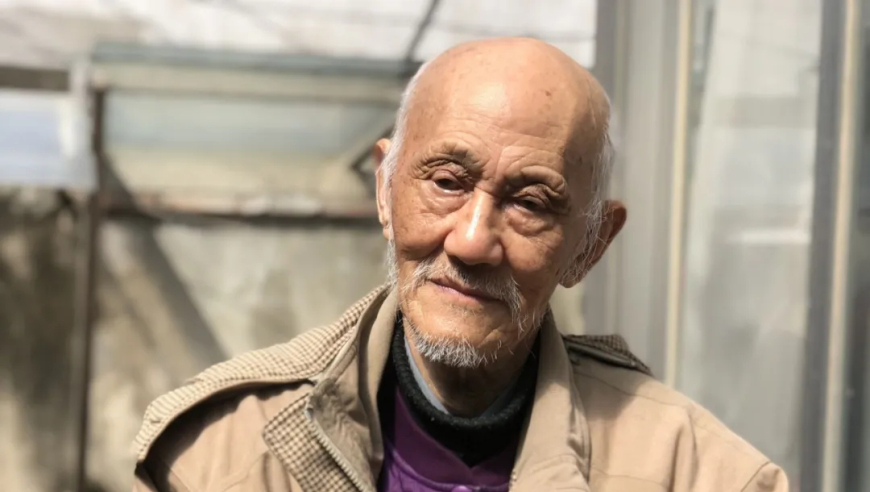 男生偶遇三个晒成“非洲人”的大爷,管家婆新奥门资料大全,最新正品解答落实_豪华版V5.22